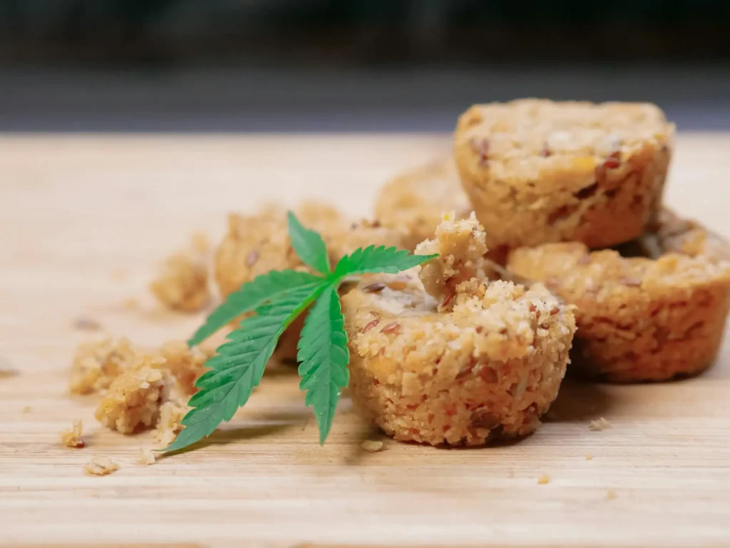 Cannabis Gebäck mit einem Blatt präsentiert