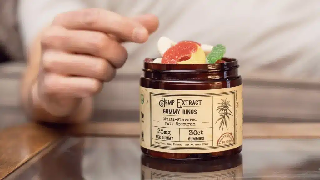 Edibles in Form von gummibärchen werden aus einem Glas genommen